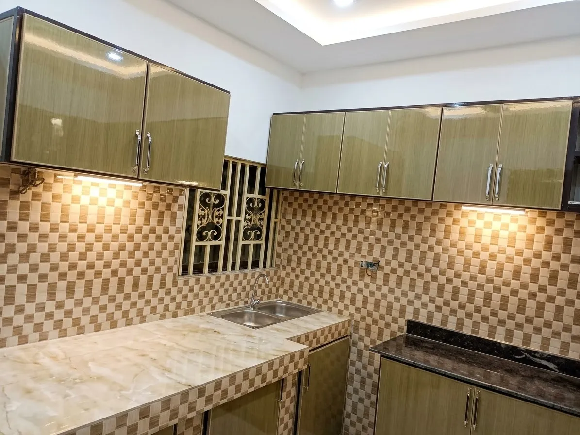 Aluminium kitchen with upper cabinets